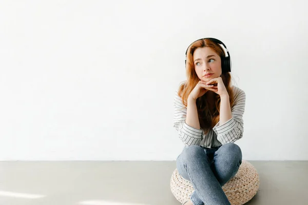 Kobieta Motywem Słuchająca Muzyki Słuchawkach Podłodze Pokoju Koncepcja Stylu Życia — Zdjęcie stockowe