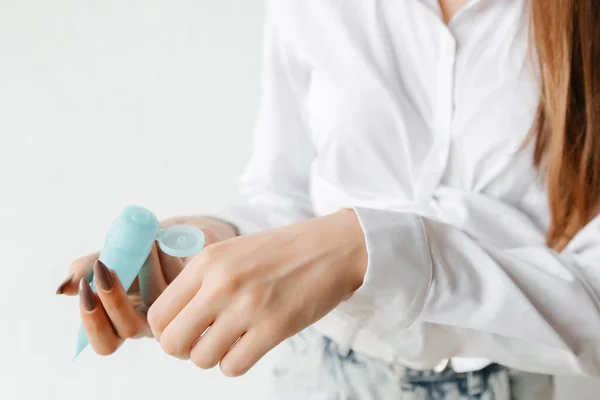 Manos Femeninas Aplicando Crema Para Cuidado Piel Manos Mujer Con — Foto de Stock