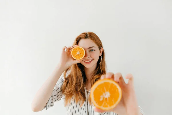 Sonriente Chica Atractiva Sosteniendo Corte Naranja Aislado Blanco Una Fruta Imagen de archivo