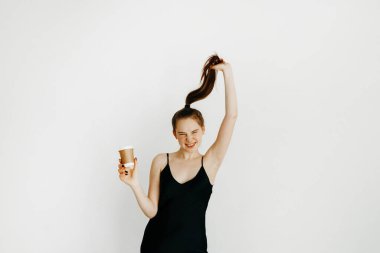 Enerji toplamak için sabah kahvesi. Sabah rutini konsepti