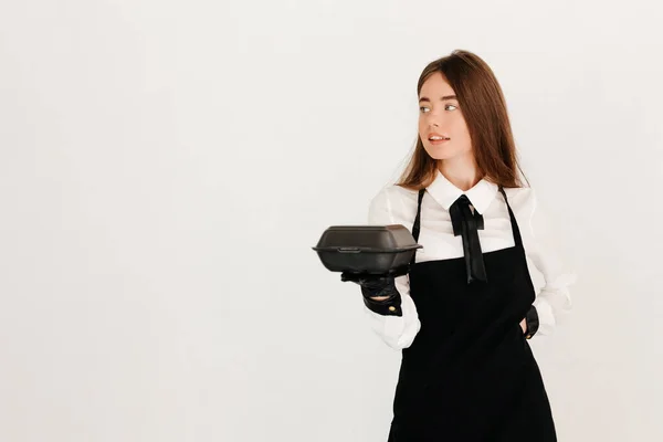 Молодая Официантка Белой Рубашке Черном Фартуке Упаковывает Круассаны Выполняя Свою — стоковое фото