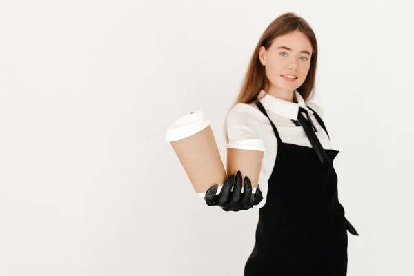 Porträtt Vänlig Servitris Ger Två Take Away Kaffe Isolerad Vit — Stockfoto