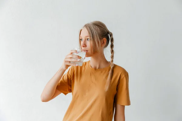 Casual Style Young Woman Yellow Shirt Drinking Water Staying Hydrated — Stockfoto