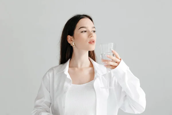 Όμορφη Γυναίκα Φορώντας Λευκό Πουκάμισο Κρατώντας Ένα Ποτήρι Νερό Στο — Φωτογραφία Αρχείου