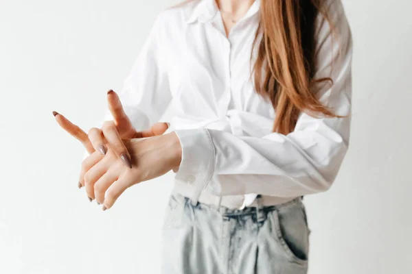 Kobiece Ręce Stosujące Krem Pielęgnacji Skóry Ręce Kobiety Długimi Nagimi — Zdjęcie stockowe