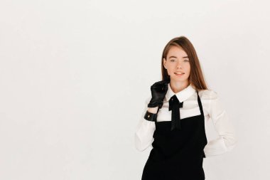 Virüs konseptini önlemek. Önlüklü garson ve tıbbi eldiven. Salgın zamanlarında küçük işletmeleri teşvik ediyor.