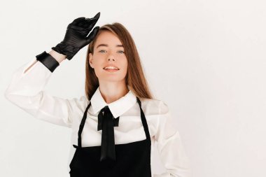 Virüs konseptini önlemek. Önlüklü garson ve tıbbi eldiven. Salgın zamanlarında küçük işletmeleri teşvik ediyor.