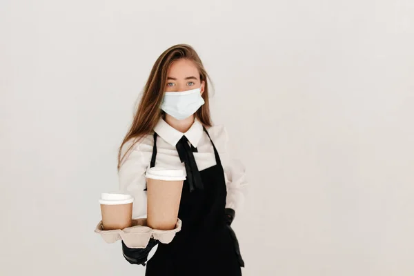 Şteki Genç Kadın Yemek Için Kruvasan Tutuyor Maske Eldiven Takıyor — Stok fotoğraf