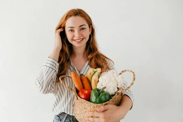 Jeune Femme Souriante Avec Panier Épicerie Isolé Sur Fond Blanc — Photo