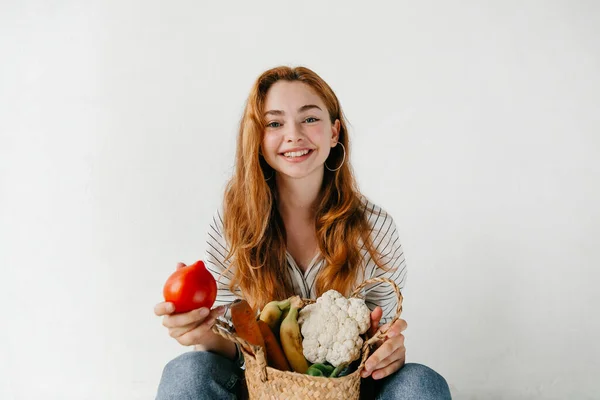 Mladá Usměvavá Žena Sedící Podlaze Vybalující Své Nákupy Koš Zeleniny — Stock fotografie