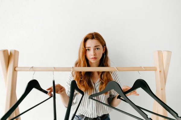 Young Woman Empty Clothes Rack Black Hangers Standing Shop Dry — Stock Photo, Image