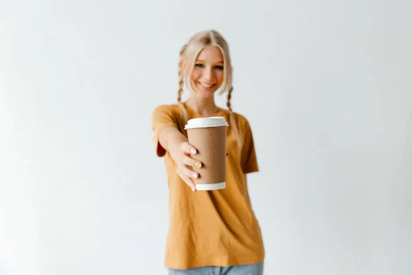 Chica Posando Con Café Para Llevar Beber Para Energía Disfrute Fotos de stock libres de derechos