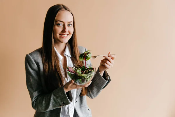 Femme Affaires Bureau Mangeant Salade Sur Lieu Travail Pendant Pause — Photo