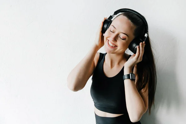 Szczęśliwa Piękna Kobieta Słuchająca Muzyki Słuchawek Koncepcja Technologii — Zdjęcie stockowe