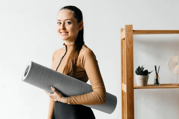 Smiling Woman Sport Clothes Ponytail Holding Yoga Mat Looking Camera — Stock Photo, Image