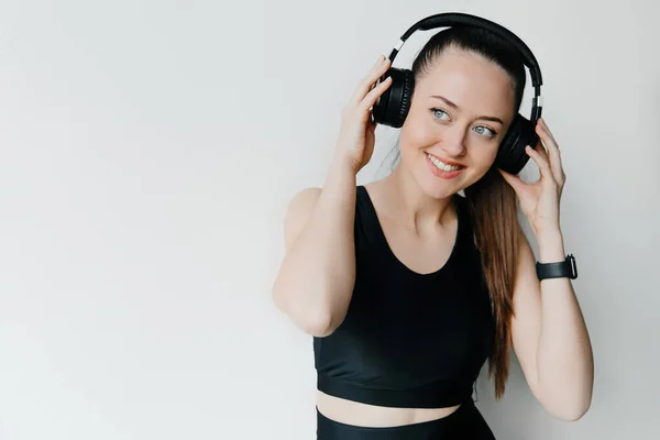 Szczęśliwa Piękna Kobieta Słuchająca Muzyki Słuchawek Koncepcja Technologii — Zdjęcie stockowe