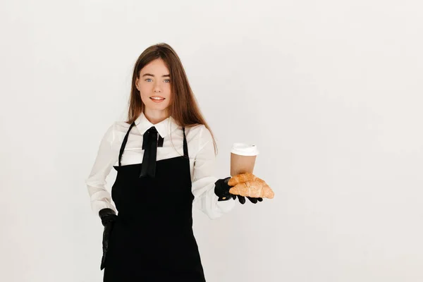 Młoda Kelnerka Serwująca Klientom Świeże Rogaliki Kawę Wynos Idealna Koncepcja — Zdjęcie stockowe