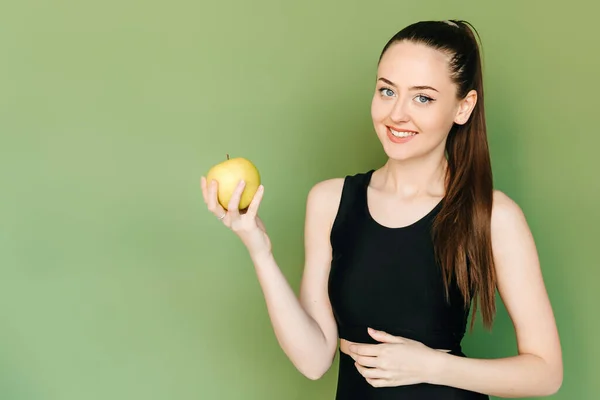 Femme Tenue Sport Noire Tenant Pomme Verte Isolée Sur Fond — Photo