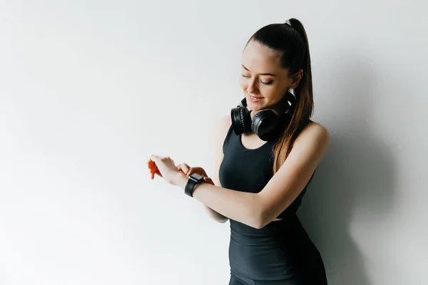 Szczęśliwa Piękna Kobieta Słuchawkach Patrząca Zegarek Koncepcja Technologii — Zdjęcie stockowe