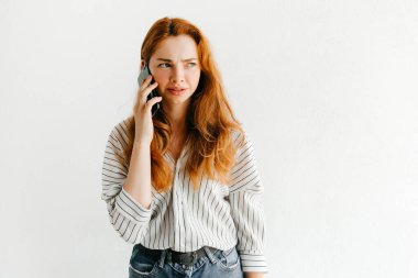 Beyaz tenli, aşığıyla ya da arkadaşıyla konuşan duygusal kızıl saçlı kızın kapalı bir portresi. İletişim ve ilişki kavramı