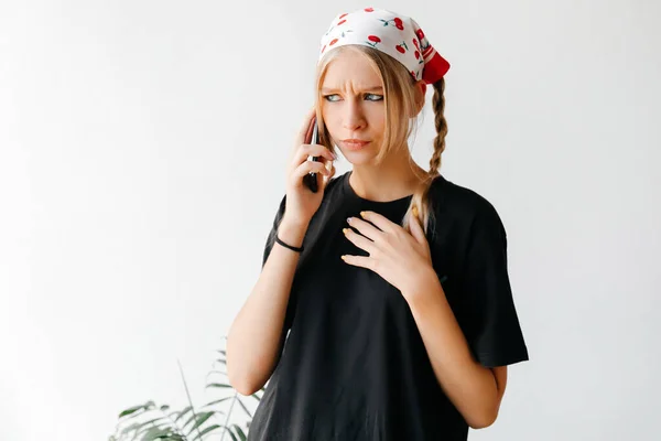 Porträtt Tillfällig Blond Kvinna Talar Mobiltelefon Isolerad Över Vit Bakgrund — Stockfoto