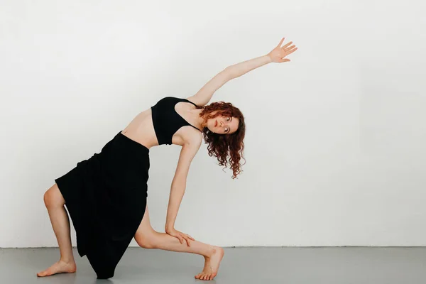 Modern Redhead Ballet Dancer Young Flexible Woman Dancer Curly Red — Fotografia de Stock