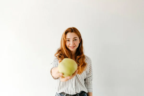 Photo Caucasienne Rousse Femme Vêtements Décontractés Souriant Tenant Pomme Verte — Photo