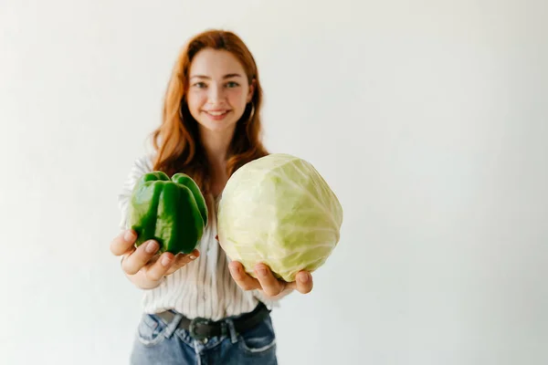 Modèle Fille Végétarienne Posant Avec Des Légumes Frais Dans Studio — Photo