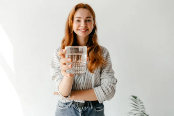 Hermosa Joven Bebiendo Vaso Agua Ropa Casual Estudio Luz Con Fotos de stock