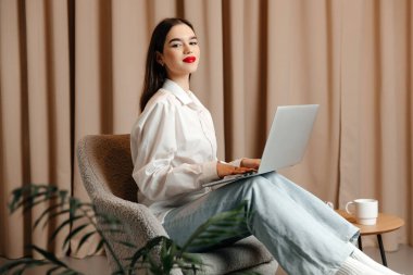 Güzel kız hafifçe gülümsüyor. Kız menajerine yazıp cevap veriyor.