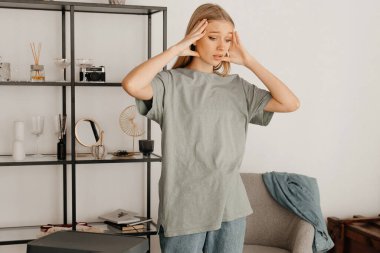 Gri tişörtlü güzel bir kız başka bir ülkeye taşınmadan önce panikliyor. Kız dairesinden çıkıyor.