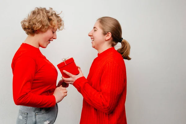 Mujeres Amigas Felices Intercambiando Regalos Por Día Galentines Concepto Emociones Imagen de archivo