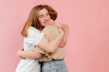 Mutlu homoseksüel çift kucaklaşması fotoğrafı. Mutlu kızlar duygularını kutluyor. Romantik an konsepti