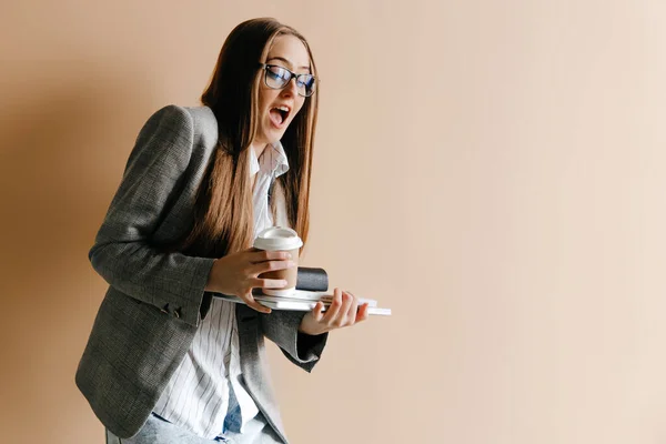 Stagiaire Maladroit Dans Des Lunettes Des Vêtements Formels Tenant Ordinateur — Photo