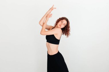 Stüdyo arka planında modern tarz dansçı pozu. Kadın jimnastik yapıyor. Spor konsepti