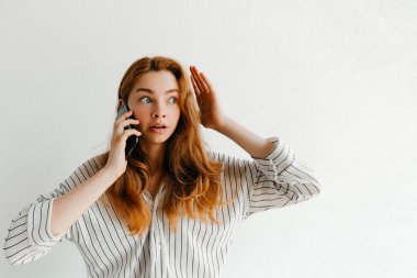 Beyaz tenli, aşığıyla ya da arkadaşıyla konuşan duygusal kızıl saçlı kızın kapalı bir portresi. İletişim ve ilişki kavramı