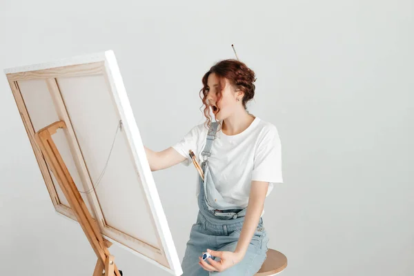 Female Artist Painting Picture Her Studio Woman Paints Picture Canvas — Fotografia de Stock