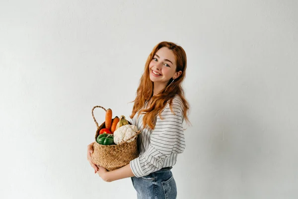 Jeune Femme Souriante Avec Panier Épicerie Isolé Sur Fond Blanc — Photo