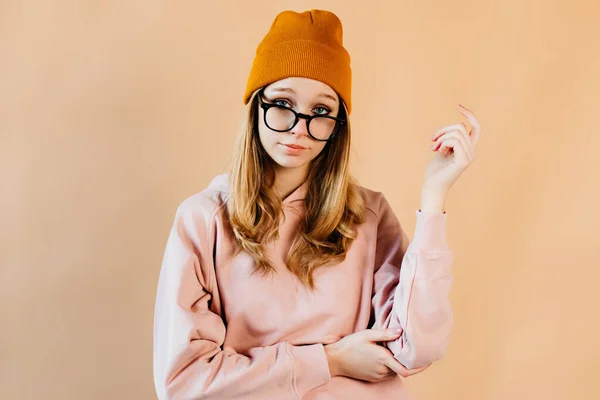 Girl Blonde Hair Wearing Big Glasses Orange Hat Young Woman — Stock Photo, Image