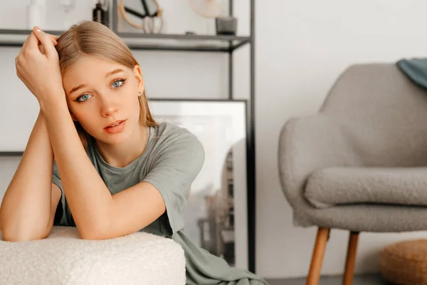 Die Junge Frau Hat Einen Besorgten Blick Auf Ihr Gesicht — Stockfoto