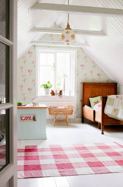 Child Bedroom Floral Wallpaper — Stock Photo, Image