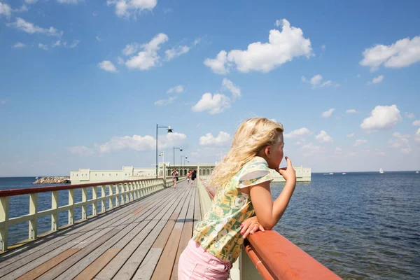 Chica Apoyada Barandilla Del Muelle — Foto de Stock