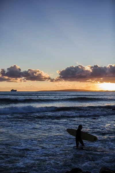 Silhouette Surfer Strandon Naplementekor — Stock Fotó