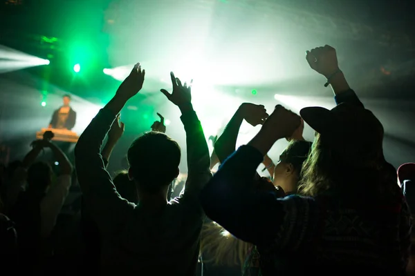 Silhouet Van Dansende Mensen Bij Concert — Stockfoto