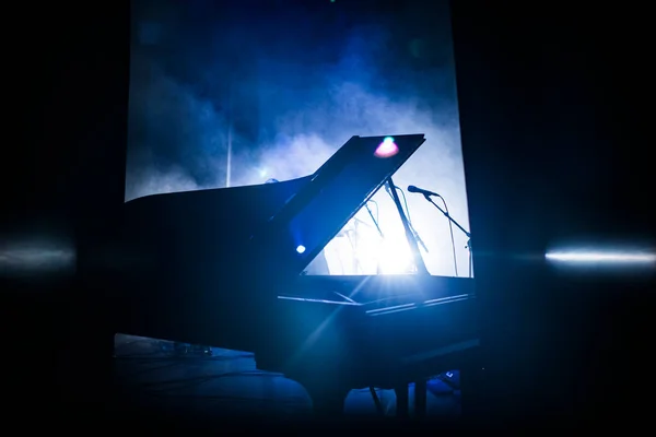 Piyano Konser Sahnesinde Gölgede — Stok fotoğraf
