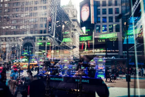 Reflection Stock Market Display Window City Street — Stockfoto