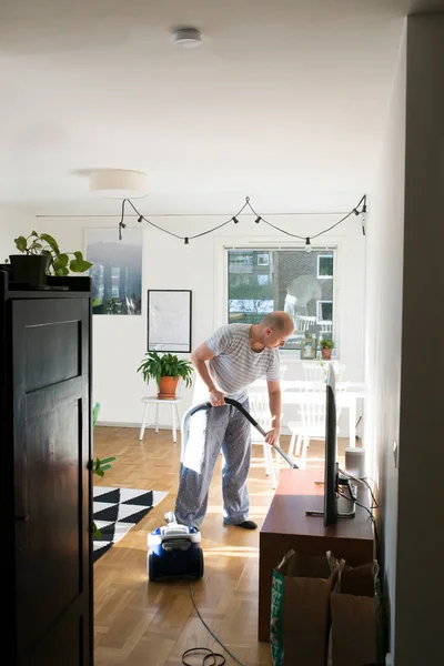 Man Using Vacuum Cleaner Living Room — Fotografie, imagine de stoc