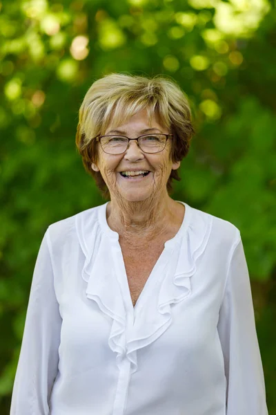 Portrait Smiling Senior Woman — Stock Photo, Image