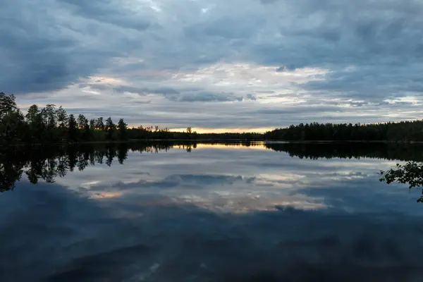 Jezioro Pod Chmurami Zachodzie Słońca — Zdjęcie stockowe