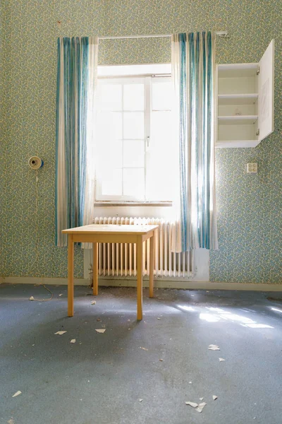 Stolik Oknie Opuszczonym Szpitalu Psychiatrycznym — Zdjęcie stockowe